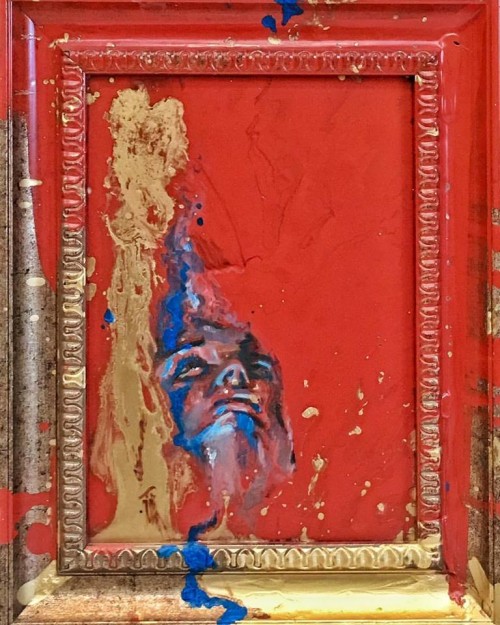‏(Out side the frame)
امرأة ملونة
تقطع حقل اليأس كاملاً وعينان كافيتان للحلم الذي يعيش خارج هواجسنا، في رحلة التعرف على الذات واكتشاف الهويّة وتشكيل وعيها الخاص.
عمل من مجموعة خارج عن الإطار